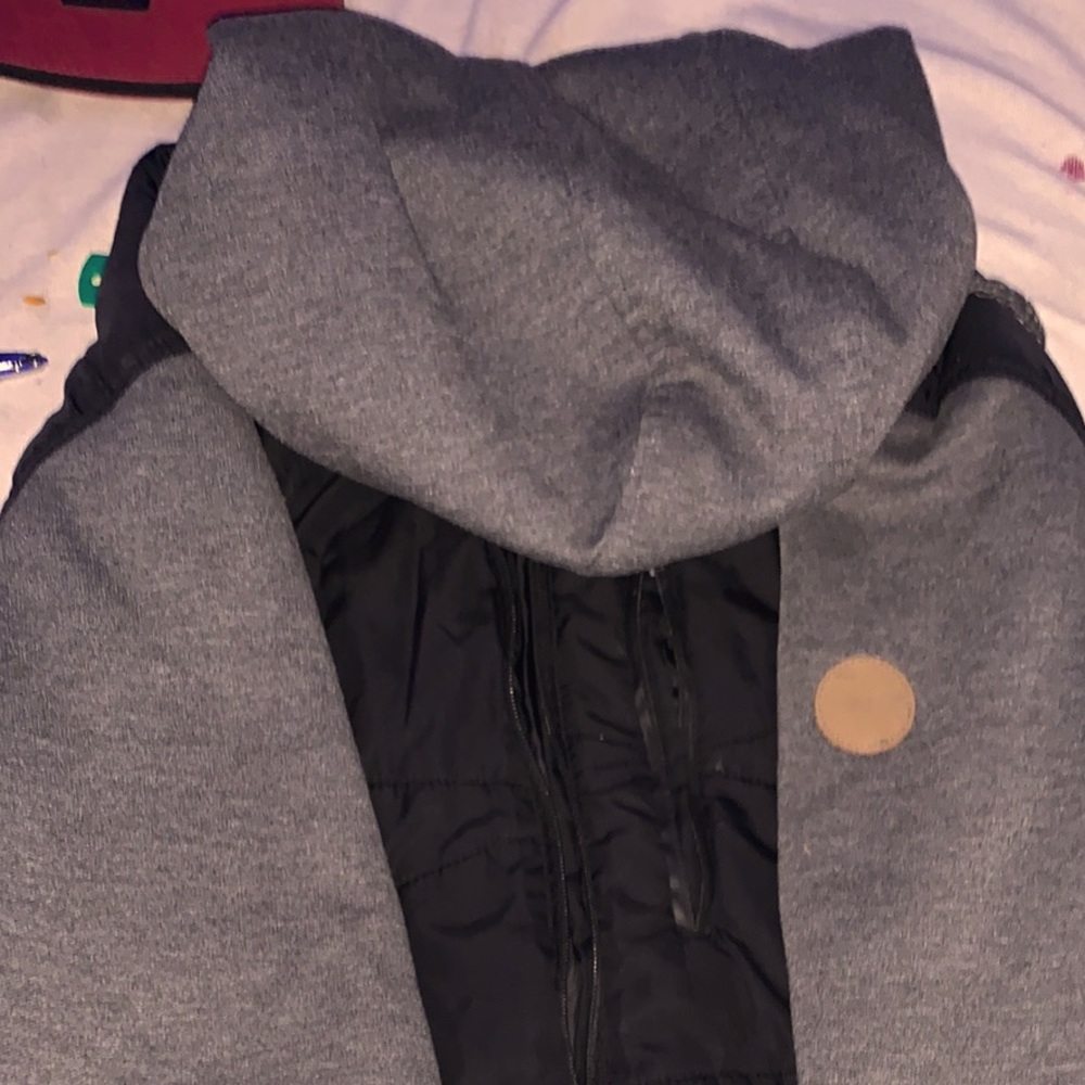 Men’s black and grey jacket